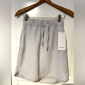 Lululemon On The Fly Skirt *Woven Silverstone NWT Sz 2